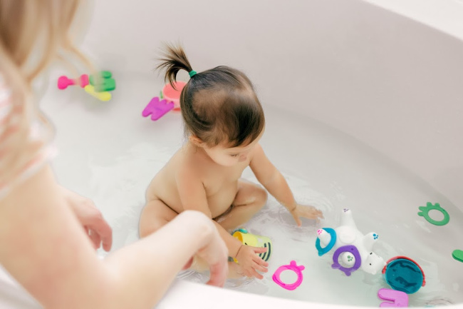 Bath Toys for Toddlers | www.thisfamilee.com