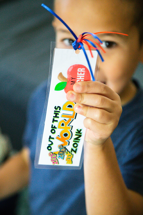 Easy and Fun Bookmark Craft for Kids | www.thisfamilee.com